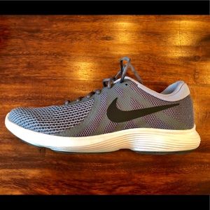 Nike Revolution 4 tennis shoes